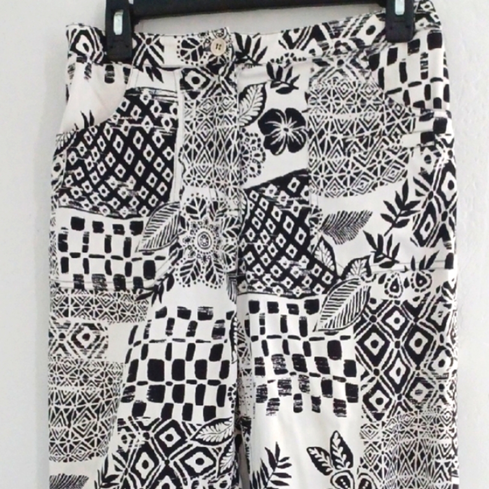 Chico's Black & White Patterned Crop Pants - Picture 2 of 9